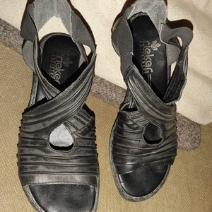 Beautiful barely worn Rieker leather sandals size 36 (5)